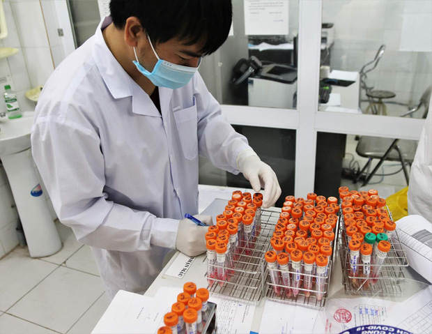 Đặc nhiệm blouse trắng: Trắng đêm trong phòng xét nghiệm tuyến đầu-1