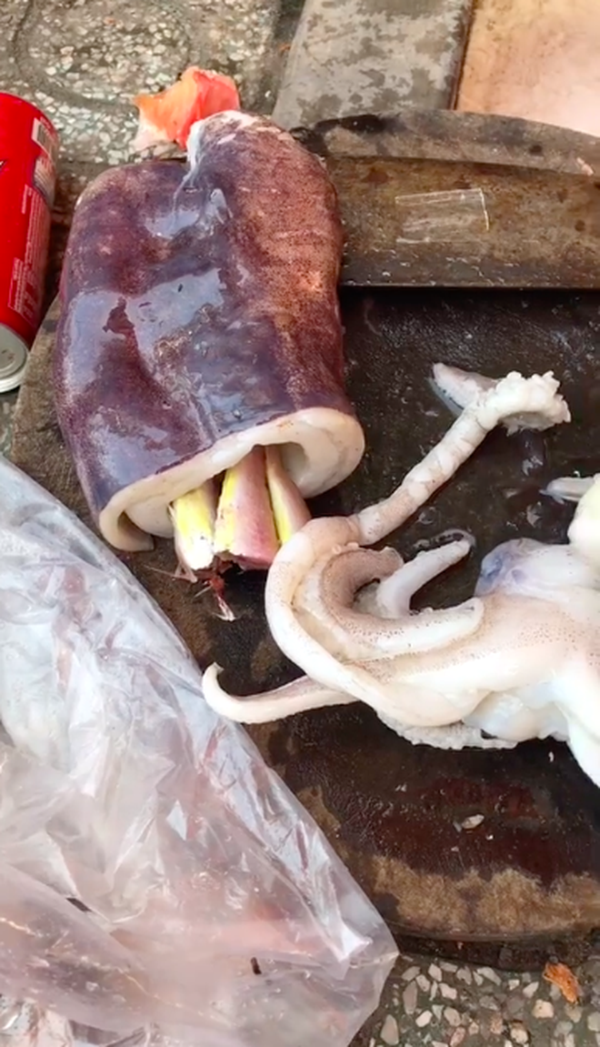 Mua mực ở Vũng Tàu, cô gái tố bị người bán lừa với mánh khoé siêu tinh vi, dân mạng thì nổ ra tranh cãi bởi chi tiết này-1