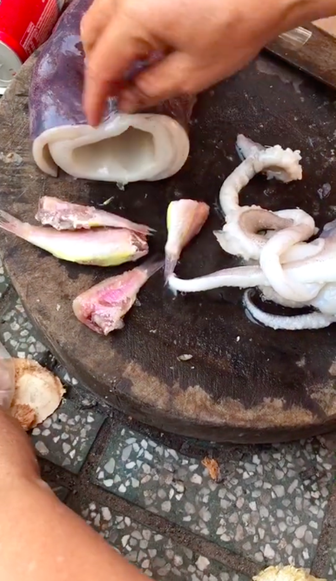 Mua mực ở Vũng Tàu, cô gái tố bị người bán lừa với mánh khoé siêu tinh vi, dân mạng thì nổ ra tranh cãi bởi chi tiết này-2