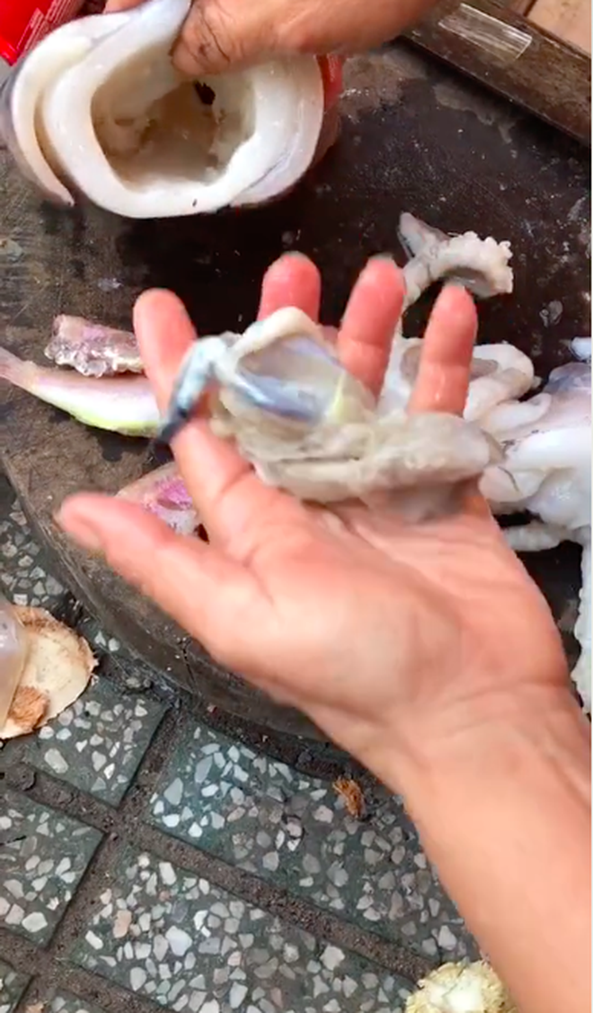 Mua mực ở Vũng Tàu, cô gái tố bị người bán lừa với mánh khoé siêu tinh vi, dân mạng thì nổ ra tranh cãi bởi chi tiết này-4