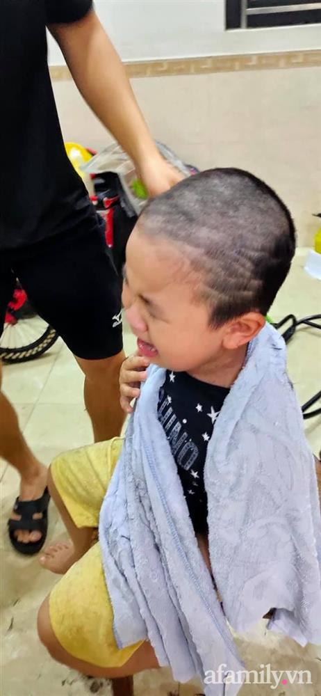 Con trai nghịch dại lấy kéo tự cắt một mảng tóc, bố liền ra tay kèm lời nhắn: Yên tâm để bố sửa cho và cái kết khiến tình phụ tử rạn nứt-7