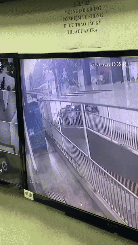 Khoảnh khắc thần kỳ người hùng băng qua tường rào cứu sống bé gái rơi từ tầng 12 xuống-1