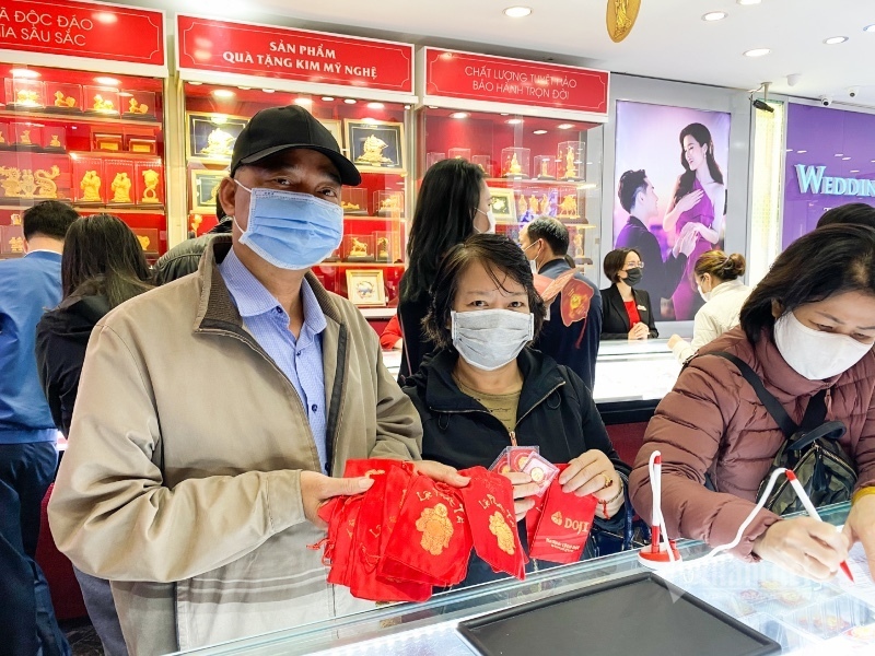 Giá vàng hôm nay 1/3: Chênh lệch trong nước và thế giới cao kỷ lục-1