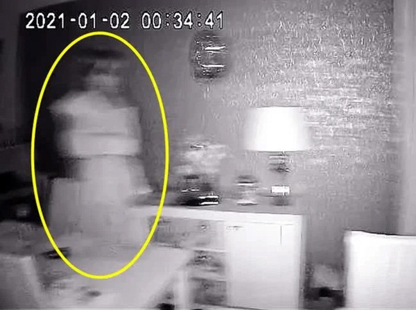 Luôn cảm thấy như có ai đó trong nhà, cặp đôi kiểm tra camera rồi rùng mình phát hiện bóng dáng người phụ nữ cùng loạt hiện tượng khó giải thích-3