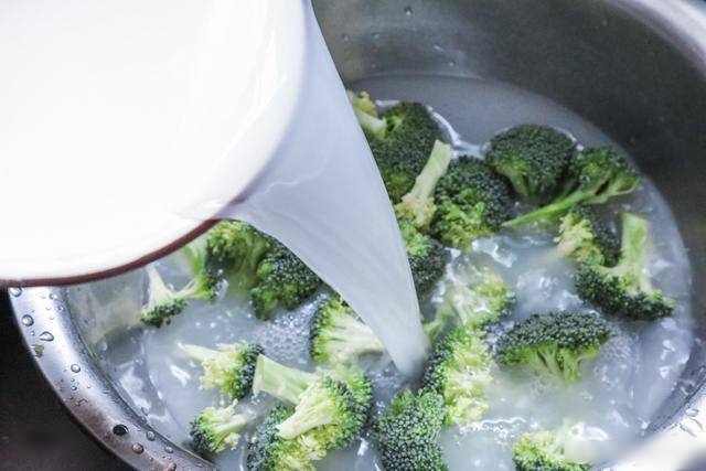 Cắt súp lơ cô gái vô tình phát hiện đầy sâu bọ&nbsp;khiếp vía, đây là cách làm sạch đúng-3