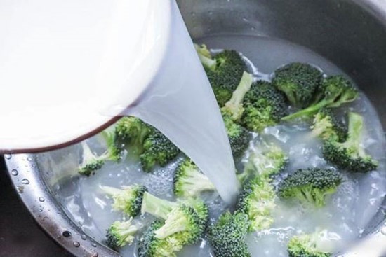 Cắt súp lơ cô gái vô tình phát hiện đầy sâu bọ khiếp vía, đây là cách làm sạch đúng