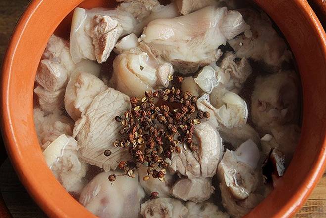 Làm chân giò kho, lỡ tay thêm vài thìa cơm rượu lại được món ngon bất ngờ-3