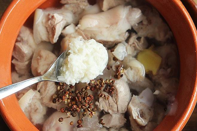 Làm chân giò kho, lỡ tay thêm vài thìa cơm rượu lại được món ngon bất ngờ-4