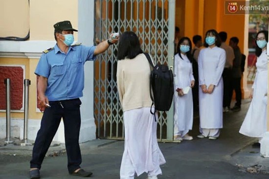 Ngày đầu tiên đi học sau 1 tháng nghỉ Tết: Học sinh chạy vội vì trễ giờ, khẩu trang kín mít vào lớp, dừng các hoạt động dưới sân trường