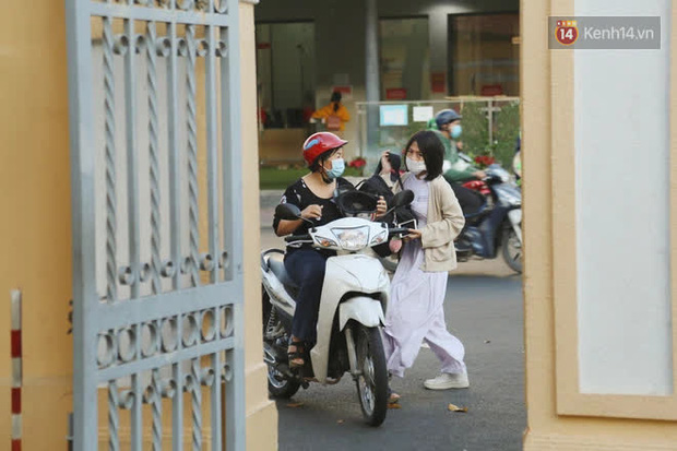 Ngày đầu tiên đi học sau 1 tháng nghỉ Tết: Học sinh chạy vội vì trễ giờ, khẩu trang kín mít vào lớp, dừng các hoạt động dưới sân trường-5
