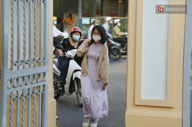 Ngày đầu tiên đi học sau 1 tháng nghỉ Tết: Học sinh chạy vội vì trễ giờ, khẩu trang kín mít vào lớp, dừng các hoạt động dưới sân trường-6