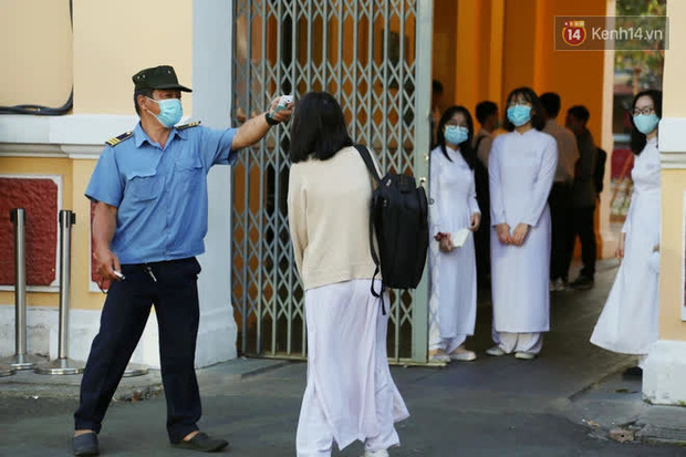 Ngày đầu tiên đi học sau 1 tháng nghỉ Tết: Học sinh chạy vội vì trễ giờ, khẩu trang kín mít vào lớp, dừng các hoạt động dưới sân trường-3