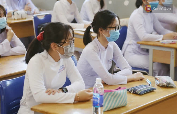 Ngày đầu tiên đi học sau 1 tháng nghỉ Tết: Học sinh chạy vội vì trễ giờ, khẩu trang kín mít vào lớp, dừng các hoạt động dưới sân trường-11