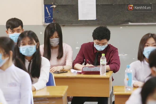 Ngày đầu tiên đi học sau 1 tháng nghỉ Tết: Học sinh chạy vội vì trễ giờ, khẩu trang kín mít vào lớp, dừng các hoạt động dưới sân trường-10