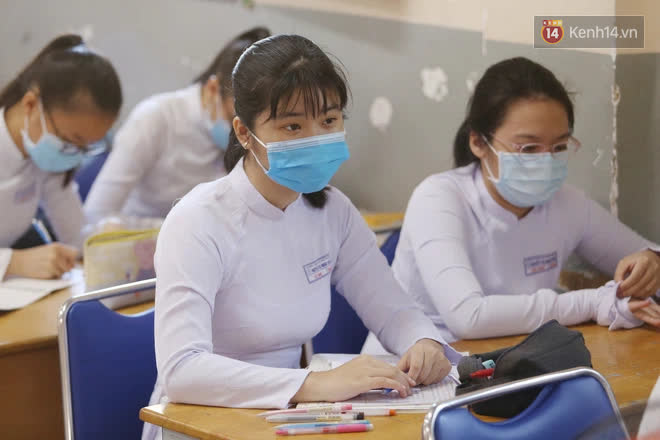 Ngày đầu tiên đi học sau 1 tháng nghỉ Tết: Học sinh chạy vội vì trễ giờ, khẩu trang kín mít vào lớp, dừng các hoạt động dưới sân trường-9