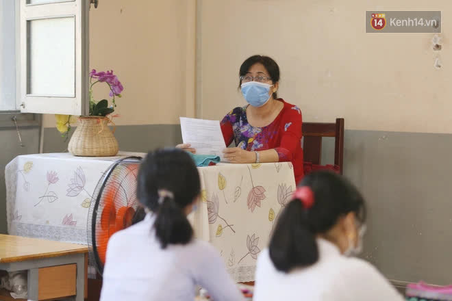 Ngày đầu tiên đi học sau 1 tháng nghỉ Tết: Học sinh chạy vội vì trễ giờ, khẩu trang kín mít vào lớp, dừng các hoạt động dưới sân trường-8