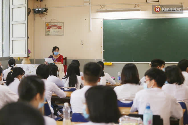 Ngày đầu tiên đi học sau 1 tháng nghỉ Tết: Học sinh chạy vội vì trễ giờ, khẩu trang kín mít vào lớp, dừng các hoạt động dưới sân trường-7