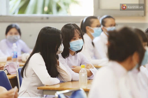 Ngày đầu tiên đi học sau 1 tháng nghỉ Tết: Học sinh chạy vội vì trễ giờ, khẩu trang kín mít vào lớp, dừng các hoạt động dưới sân trường-13