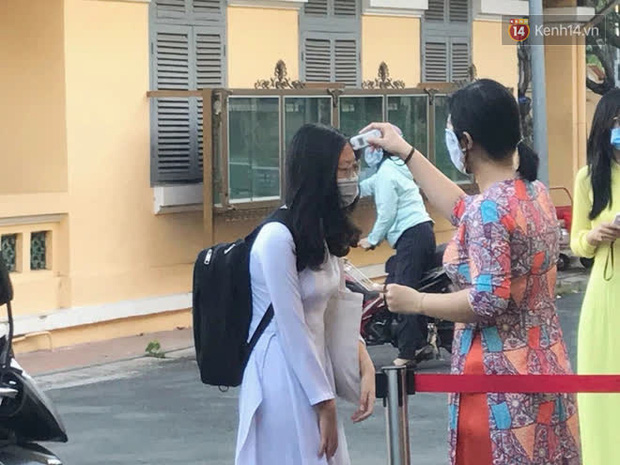 Ngày đầu tiên đi học sau 1 tháng nghỉ Tết: Học sinh chạy vội vì trễ giờ, khẩu trang kín mít vào lớp, dừng các hoạt động dưới sân trường-1