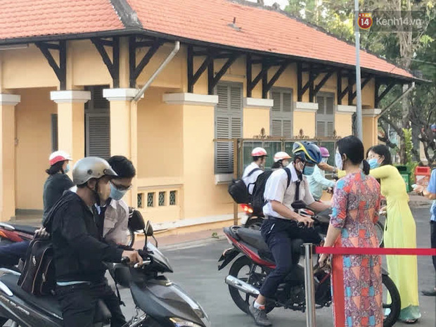 Ngày đầu tiên đi học sau 1 tháng nghỉ Tết: Học sinh chạy vội vì trễ giờ, khẩu trang kín mít vào lớp, dừng các hoạt động dưới sân trường-2