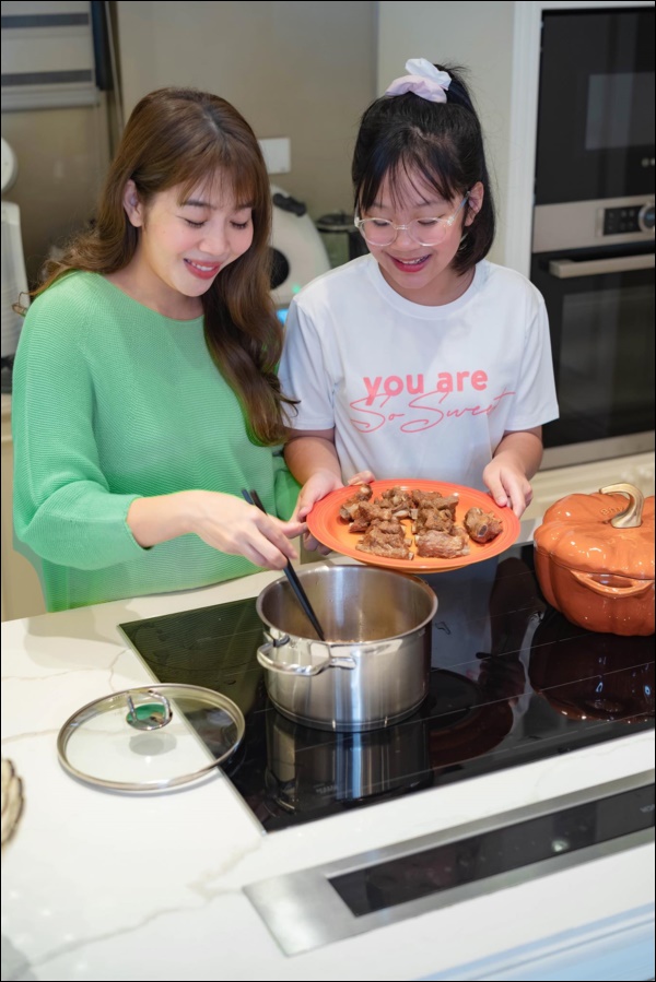 MC Diệp Chi có món bò sốt vang ngon nhức nhối, thêm con gái khéo léo tự làm kẹo dẻo đãi bạn-2