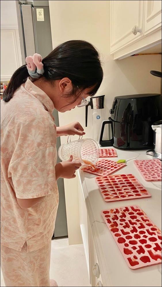 MC Diệp Chi có món bò sốt vang ngon nhức nhối, thêm con gái khéo léo tự làm kẹo dẻo đãi bạn-6