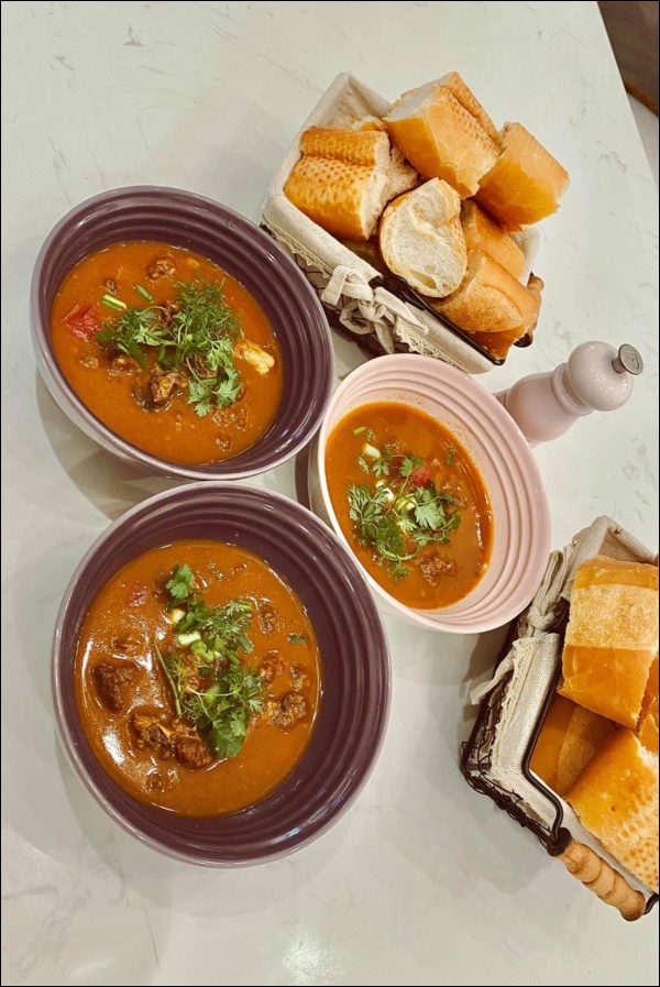 MC Diệp Chi có món bò sốt vang ngon nhức nhối, thêm con gái khéo léo tự làm kẹo dẻo đãi bạn-3