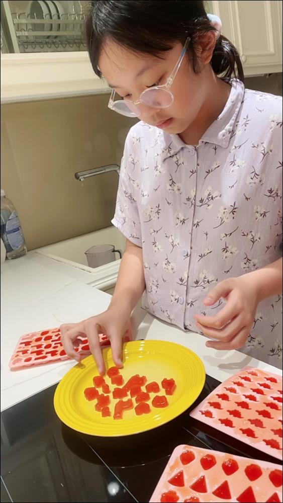 MC Diệp Chi có món bò sốt vang ngon nhức nhối, thêm con gái khéo léo tự làm kẹo dẻo đãi bạn-7