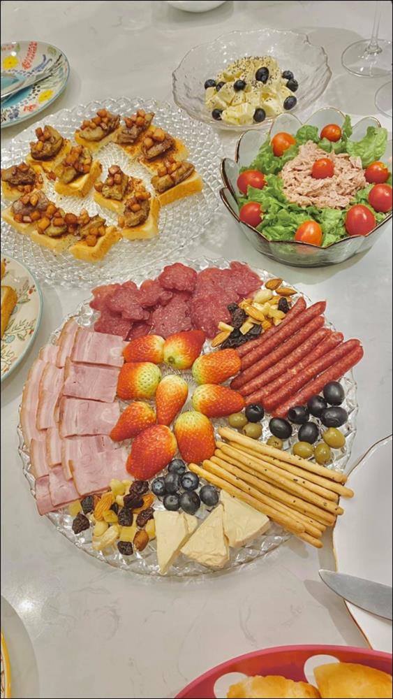 MC Diệp Chi có món bò sốt vang ngon nhức nhối, thêm con gái khéo léo tự làm kẹo dẻo đãi bạn-12