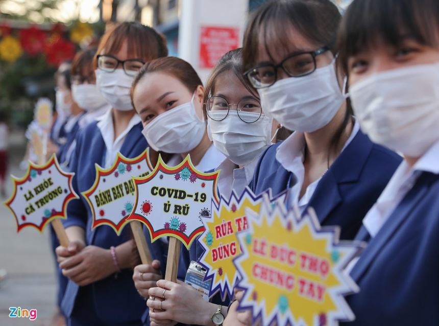 Trẻ tiểu học ở TP.HCM khóc vì bỡ ngỡ khi trở lại trường-4
