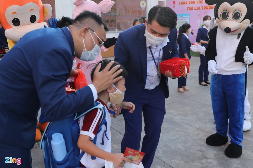 Trẻ tiểu học ở TP.HCM khóc vì bỡ ngỡ khi trở lại trường-3