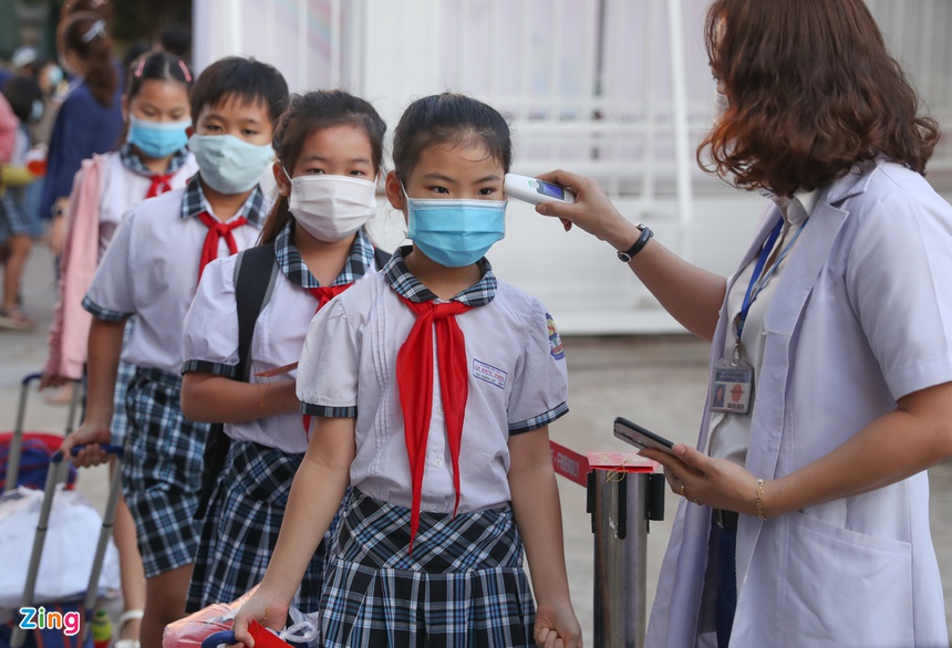Trẻ tiểu học ở TP.HCM khóc vì bỡ ngỡ khi trở lại trường-6