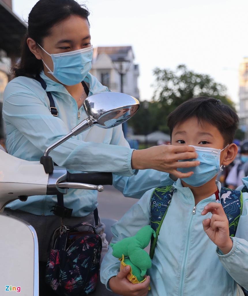 Trẻ tiểu học ở TP.HCM khóc vì bỡ ngỡ khi trở lại trường-5