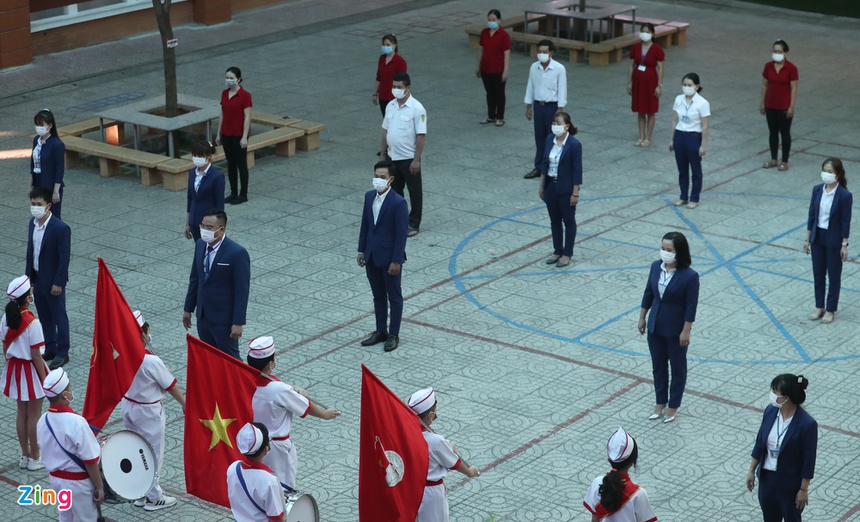 Trẻ tiểu học ở TP.HCM khóc vì bỡ ngỡ khi trở lại trường-7