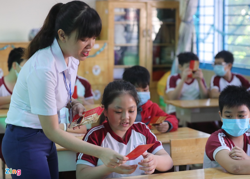 Trẻ tiểu học ở TP.HCM khóc vì bỡ ngỡ khi trở lại trường-9