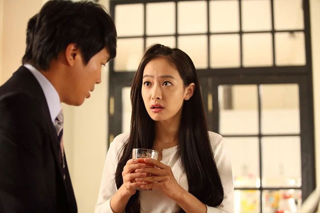 Chồng phàn nàn về chuyện cô giúp việc ăn uống không điều độ bụng ngày càng to, tôi hốt hoảng lắp camera và điếng người khi biết sự thật-1