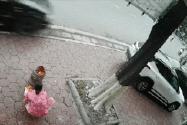 Khoảnh khắc ô tô lao lên vỉa hè tông 2 xe khác rồi bỏ đi