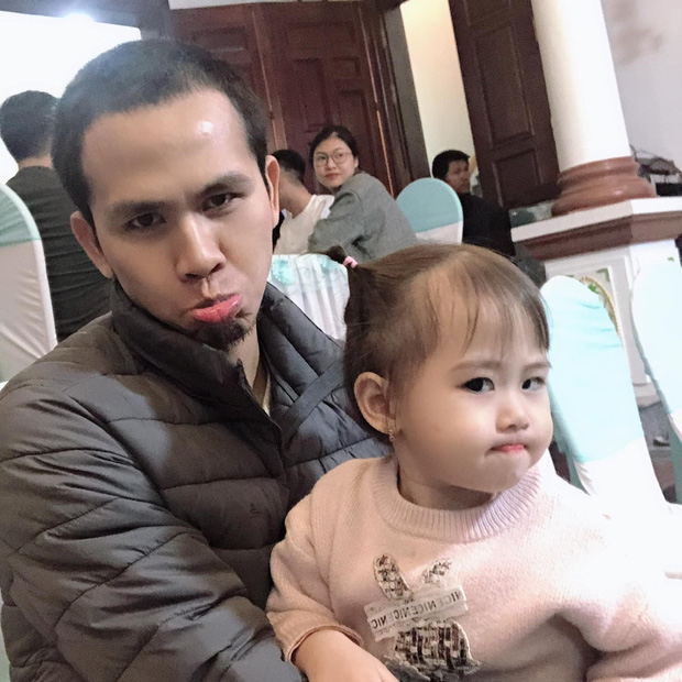 Những khoảnh khắc đời thường, ngọt ngào bên con gái của người hùng cứu sống bé gái rơi từ tầng 13-1