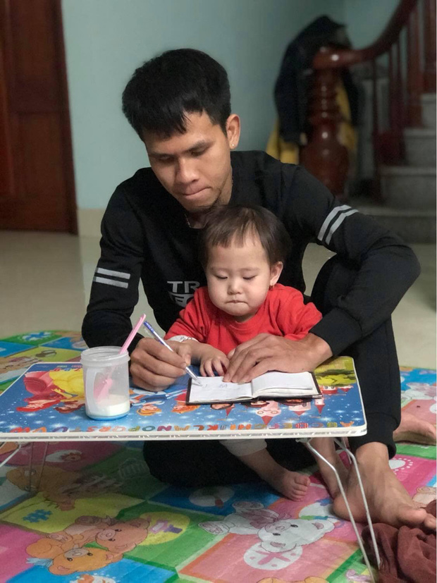 Những khoảnh khắc đời thường, ngọt ngào bên con gái của người hùng cứu sống bé gái rơi từ tầng 13-3