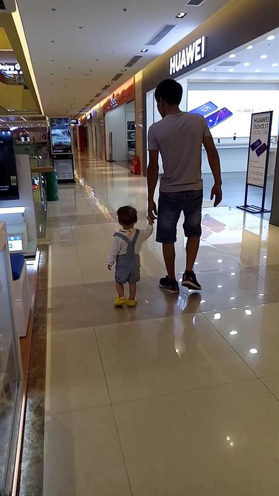 Những khoảnh khắc đời thường, ngọt ngào bên con gái của người hùng cứu sống bé gái rơi từ tầng 13-5