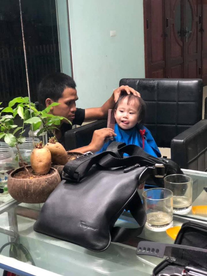 Những khoảnh khắc đời thường, ngọt ngào bên con gái của người hùng cứu sống bé gái rơi từ tầng 13-10