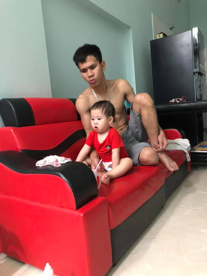 Những khoảnh khắc đời thường, ngọt ngào bên con gái của người hùng cứu sống bé gái rơi từ tầng 13-12