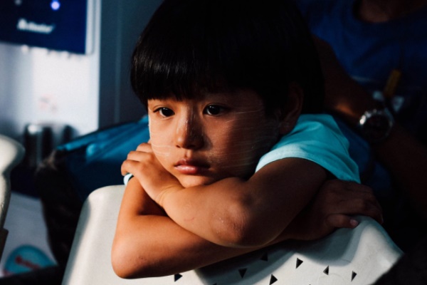 Kinh hoàng xe máy đâm rồi chèn bánh qua người bé gái 3 tuổi: Bài học đau lòng cho các bậc phụ huynh-2