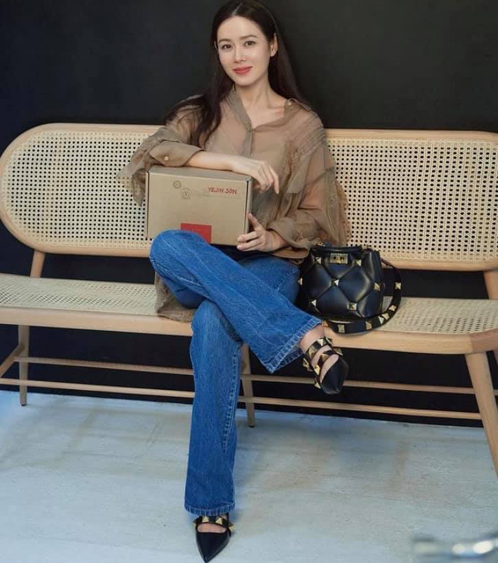 Chỉ nhờ 1 chi tiết rất nhỏ, Son Ye Jin át vía cả siêu mẫu trình diễn: Chị đẹp tinh tế cao sang, còn người mẫu lại có phần nhạy cảm-3