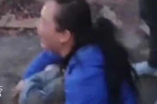 Vừa nhận xong phán quyết ly hôn, bố mẹ bỏ quên luôn con trai nhỏ trước cổng Tòa án, lời nói ngây thơ sau đó của đứa trẻ khiến ai cũng chạnh lòng-4