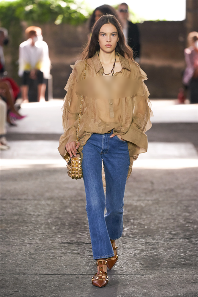 Chỉ nhờ 1 chi tiết rất nhỏ, Son Ye Jin át vía cả siêu mẫu trình diễn: Chị đẹp tinh tế cao sang, còn người mẫu lại có phần nhạy cảm-5