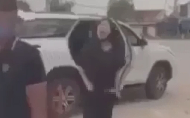 Một phụ nữ tụt đồ chửi bới nhân viên trước cổng đền khiến nhiều người bức xúc-1