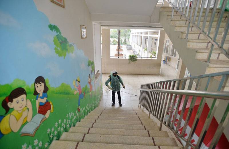 Trường Tiểu học Xuân Phương phun khử khuẩn, tổng vệ sinh toàn bộ khuôn viên trường sẵn sàng đón học sinh quay trở lại-2
