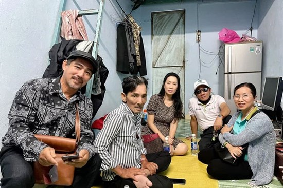 NS Thương Tín đã xuất viện sau 3 ngày đột quỵ, hình ảnh căn phòng trọ vỏn vẹn 20m2 tá túc cùng vợ gây xót xa