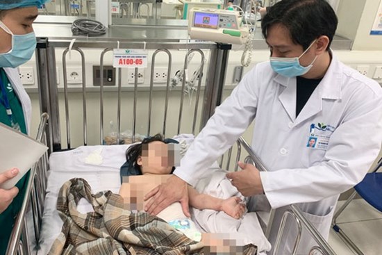 Hình ảnh CT não của cháu bé ngã từ tầng 13 chung cư không có tổn thương, BS thốt lên